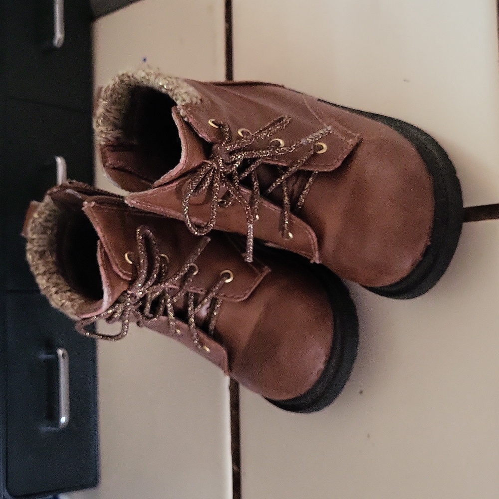 Kids boots size 6